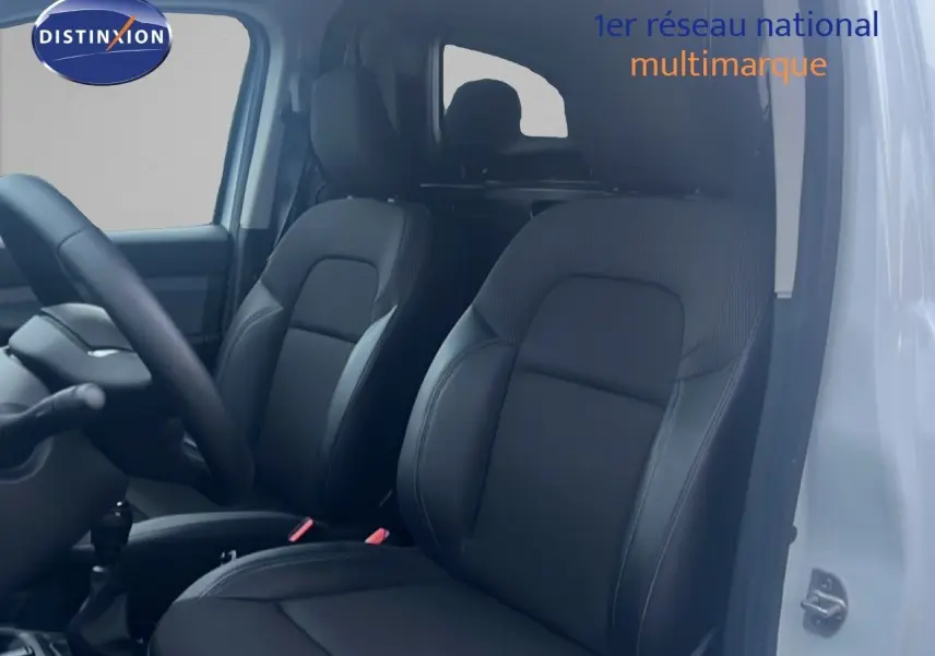 Intérieur montrant les sièges avant en cuir noir du Renault Express Van blanc glacier, côté conducteur ouvert.