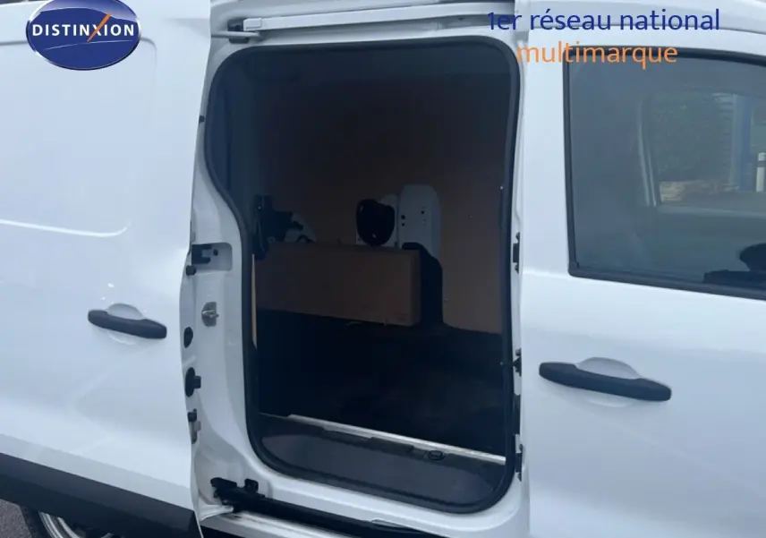 Renault Express Van blanc glacier vu de côté gauche avec porte latérale ouverte montrant l'espace de chargement vide