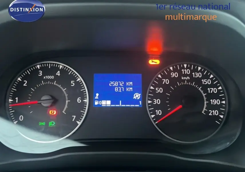 Tableau de bord du Renault Express Van blanc glacier 2023, affichant compte-tours, vitesse et kilométrage numérique.