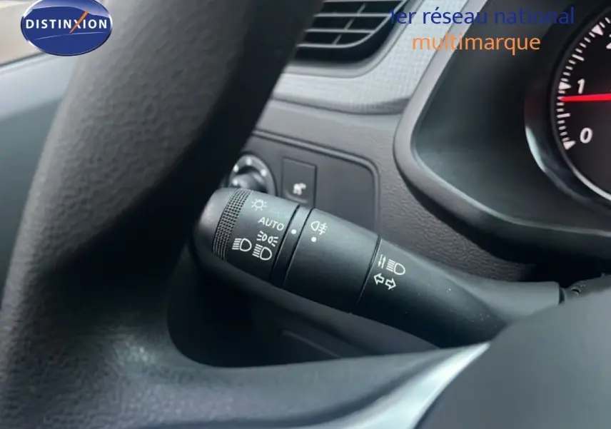 Gros plan sur la commande des phares et clignotants à gauche du volant dans un Renault Express Van blanc glacier 2023.