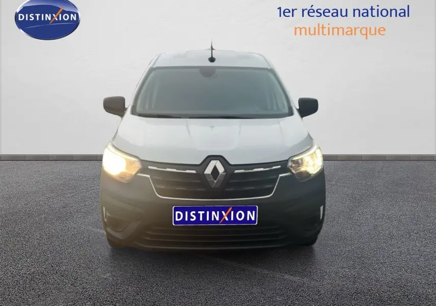 Vue frontale d'un Renault Express Van blanc glacier avec phares allumés sur fond neutre.