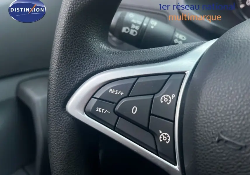 Gros plan sur les commandes de régulateur de vitesse au volant d'un Renault Express Van blanc glacier 2023.