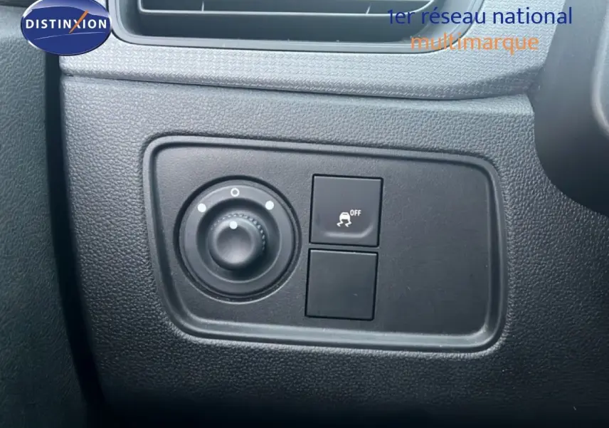 Gros plan sur les commandes de réglage et désactivation de l'ESP dans l'habitacle du Renault Express Van blanc glacier.