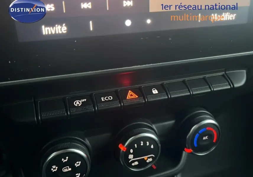 Gros plan sur la console centrale du Renault Express Van blanc glacier 2023, montrant les commandes de climatisation et boutons fonctionnels.