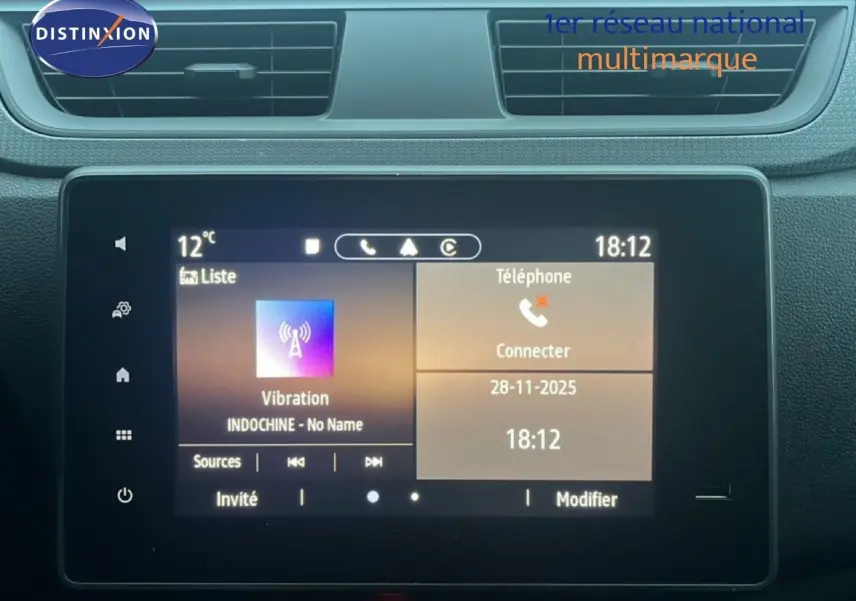 Écran tactile central du tableau de bord du Renault Express Van 2023 affichant la musique et la connexion téléphone.