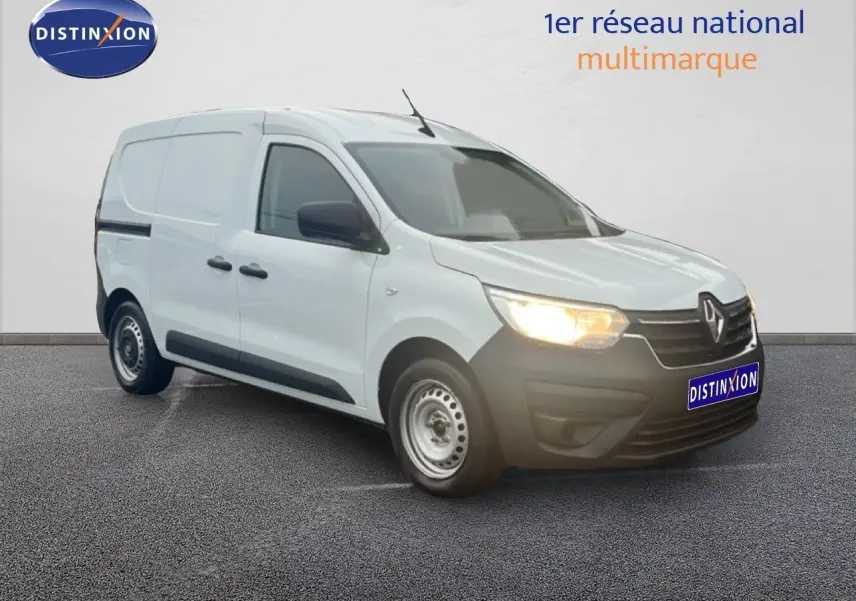 Renault Express Van blanc glacier vu de 3/4 avant droit avec phare avant allumé sur fond neutre.