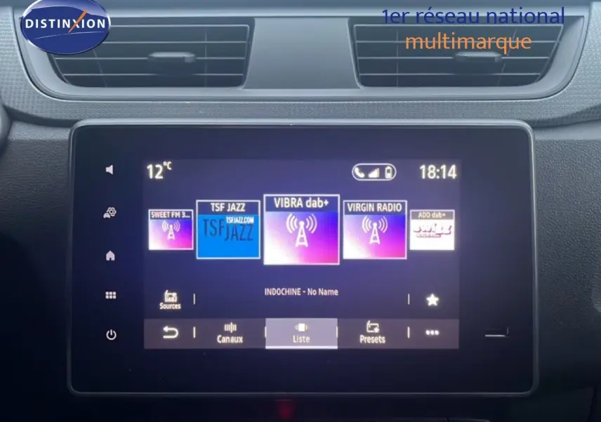 Vue de face de l'écran tactile central du Renault Express Van blanc glacier, affichant les stations radio numériques.