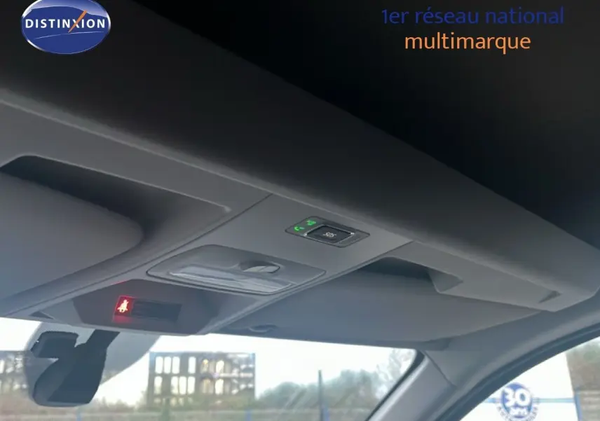 Plafonnier intérieur avec commandes SOS et témoin de ceinture allumée dans un Renault Express Van blanc glacier 2023.