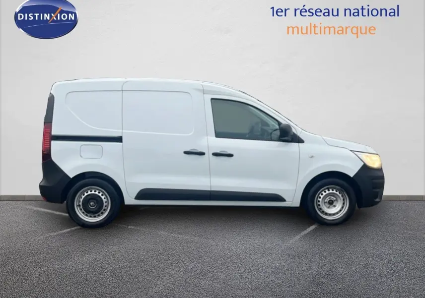 Profil droit d'un utilitaire Renault Express Van blanc glacier avec jantes acier et protections noires visibles.