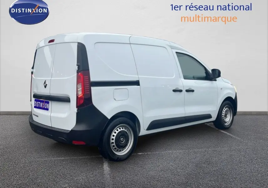 Renault Express Van blanc glacier vu en 3/4 arrière droit, avec protections noires et jantes acier simples.
