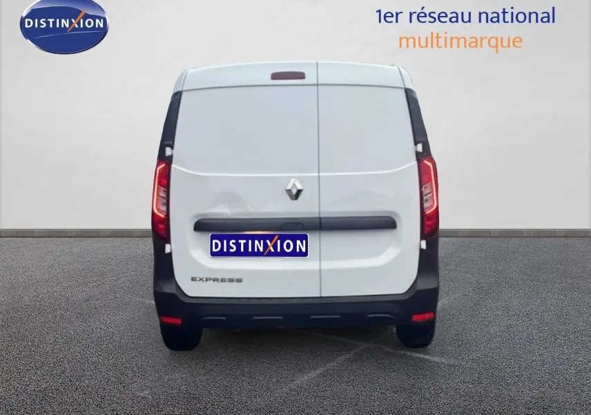 Vue arrière d'un Renault Express Van blanc glacier, avec portes battantes et feux rouges verticaux visibles.