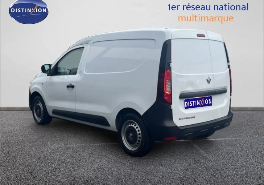 Renault Express Van blanc glacier vu en 3/4 arrière droit, avec logo et pare-chocs noirs contrastants.