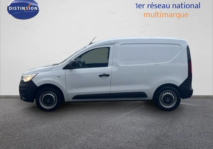 Profil côté gauche d'un utilitaire Renault Express Van blanc glacier 2023 avec jantes acier et pare-chocs noirs.