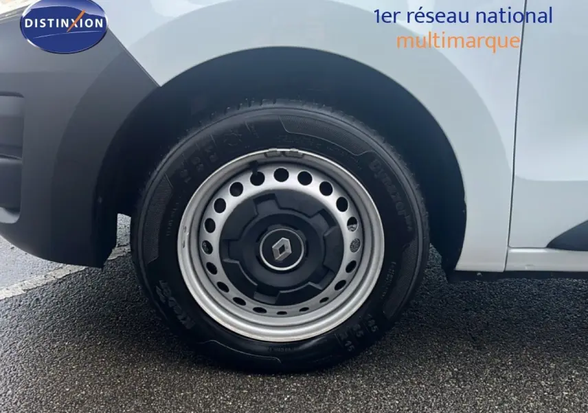 Gros plan sur la roue avant gauche du Renault Express Van blanc glacier 2023, mettant en valeur la jante acier et le logo Renault central.