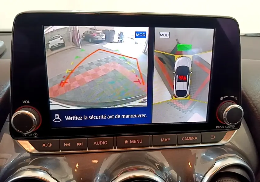 Écran tactile central du Nissan Juke noir 2022 montrant la caméra de recul et la vue à 360° en stationnement.