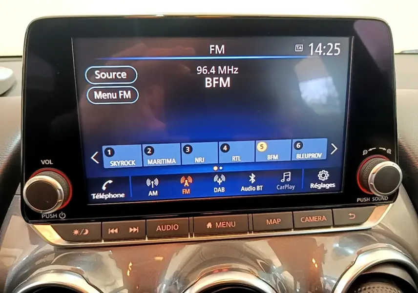 Écran tactile central du tableau de bord du Nissan Juke DIG-T 114 DCT 2022 affichant la radio FM.