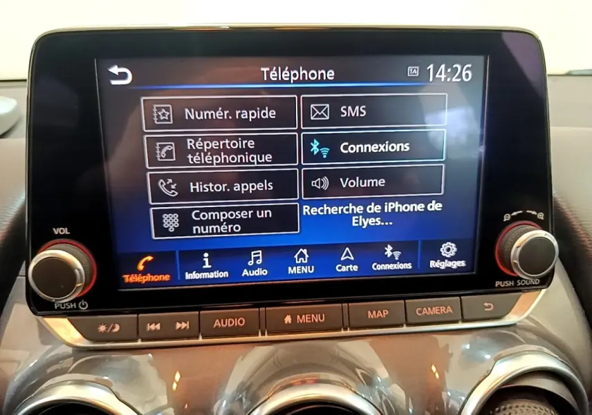 Écran tactile central du tableau de bord du Nissan Juke noir 2022 affichant le menu téléphone en gros plan.