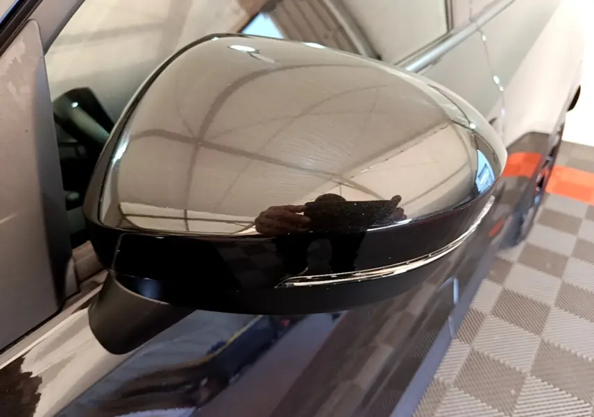 Rétroviseur droit noir brillant du Nissan Juke DIG-T 114 DCT 2022, avec clignotant intégré, vue rapprochée côté droit.