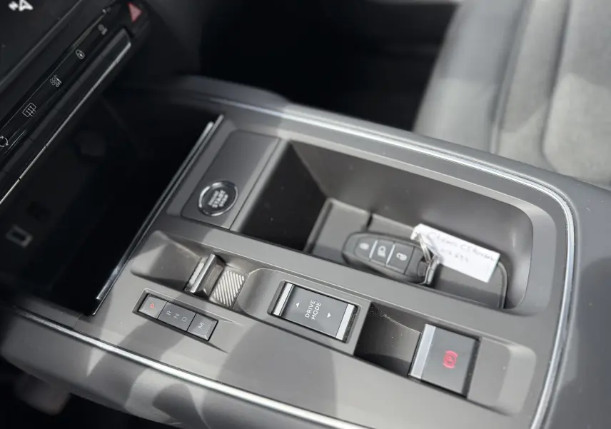 Vue rapprochée de la console centrale du Citroën C5 Aircross Hybrid 145 e-DSC6 Max 2025, avec clés et commandes de boîte auto.