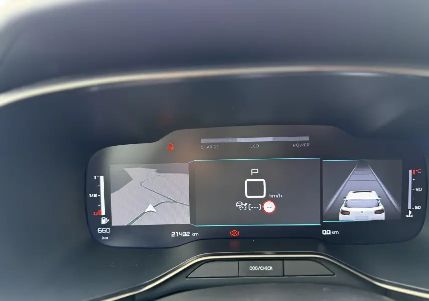 Tableau de bord numérique du Citroën C5 Aircross Hybrid 145 en vue frontale, affichant la navigation et la caméra de recul.