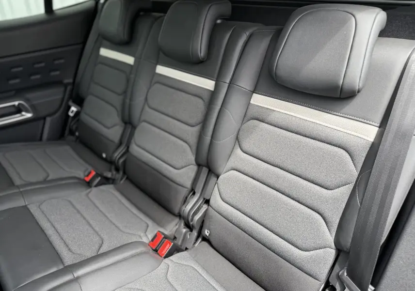 Vue rapprochée des sièges arrière gris foncé du Citroën C5 Aircross Hybrid 145 e-DSC6 Max avec appuie-têtes intégrés.