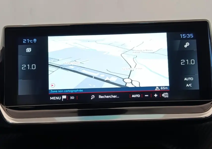 Écran tactile 10 pouces du système de navigation de la Peugeot 208 blanc, affichant une carte en mode 3D.