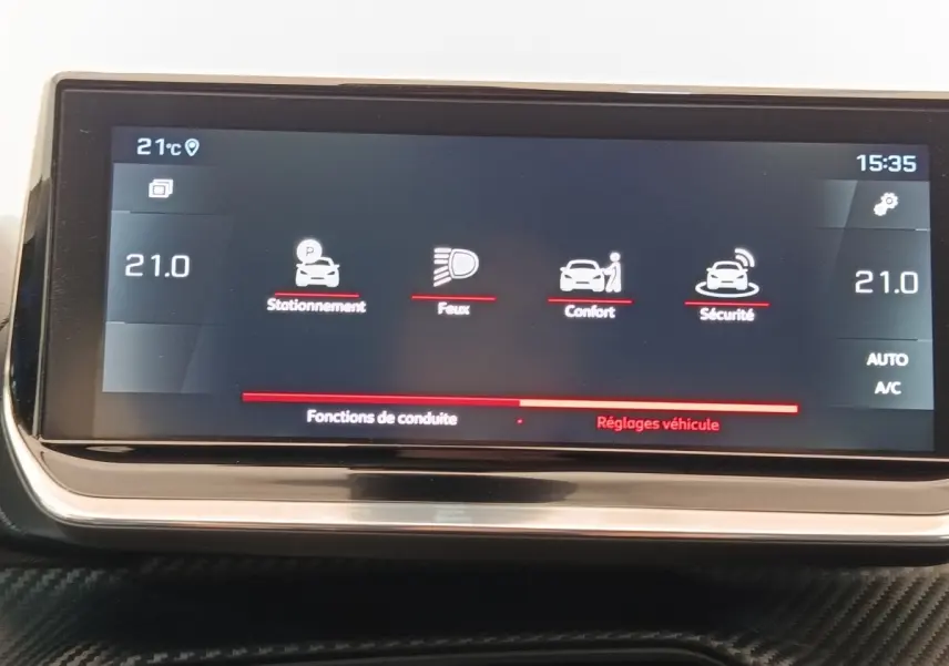 Écran tactile central de 10 pouces affichant les réglages de stationnement, feux, confort et sécurité dans une Peugeot 208 blanche.