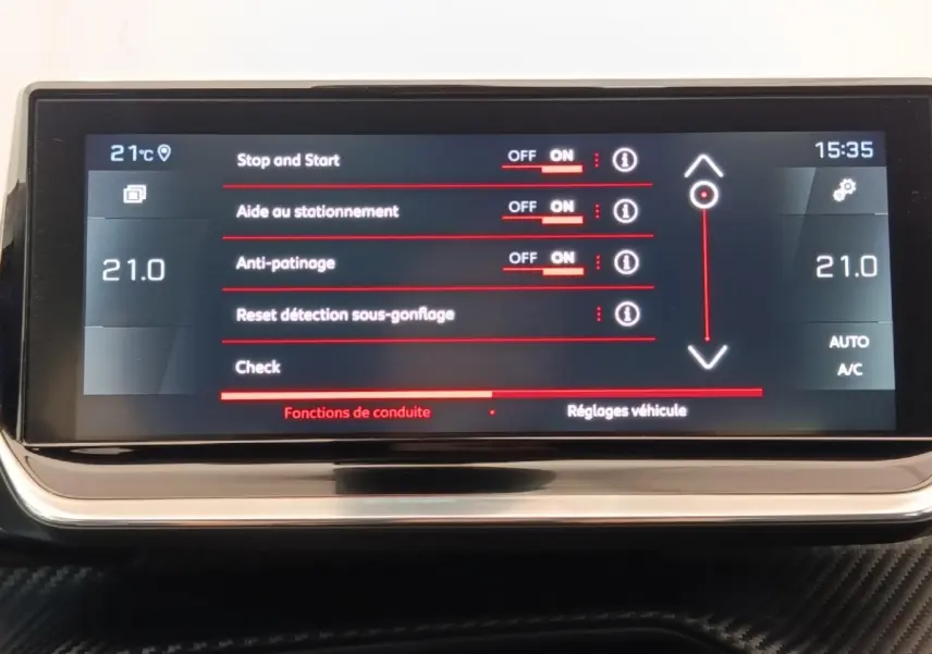 Écran tactile intérieur de la Peugeot 208 blanc, affichant les réglages d’aide à la conduite et climatisation.