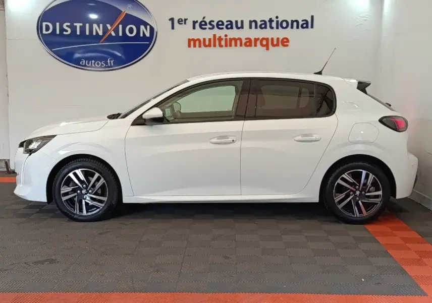 Profil droit d'une Peugeot 208 blanche PureTech 100 S&S Allure Business de 2021, avec jantes alliage et feux arrière LED.