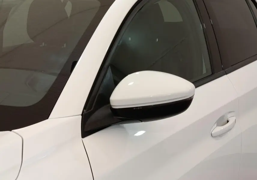 Détail du rétroviseur blanc côté gauche d’une Peugeot 208 PureTech 100 S&S Allure Business 2021.