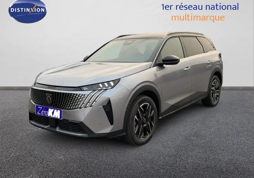 Peugeot 5008 Hybrid gris Artense métal avec toit noir, vue 3/4 avant mettant en valeur sa calandre distinctive.