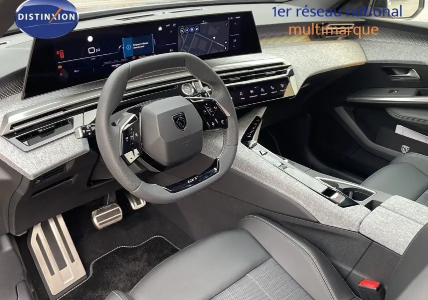Intérieur moderne du Peugeot 5008 Hybrid 2025, vue côté conducteur sur tableau de bord numérique et volant compact noir.