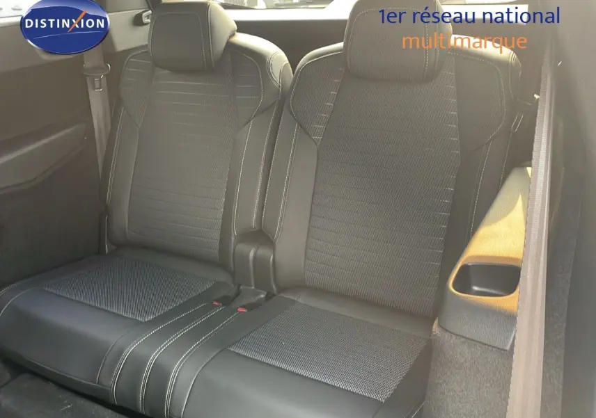 Banquette arrière en cuir noir avec surpiqûres blanches du Peugeot 5008 Hybrid 2025, vue intérieure côté droit.