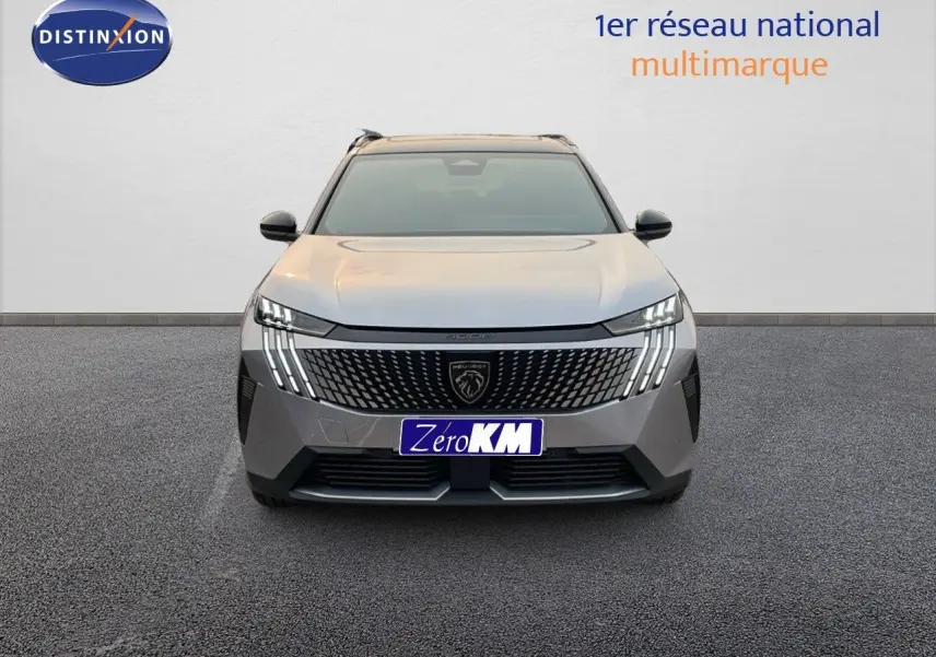 Peugeot 5008 HYBRID 136CH GT gris Artense métal avec toit noir, vue frontale mettant en valeur la calandre et les feux LED.