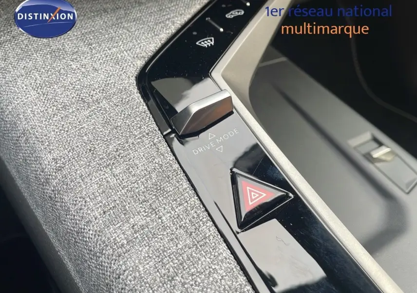 Détail de la console centrale du Peugeot 5008 gris Artense, mettant en valeur le bouton Drive Mode et le triangle de signal d'alerte.