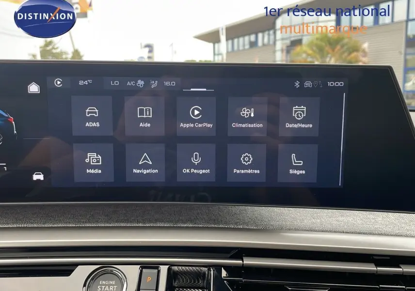 Écran tactile central du tableau de bord du Peugeot 5008 Hybrid 2025 avec interface multimédia et climatisation visible