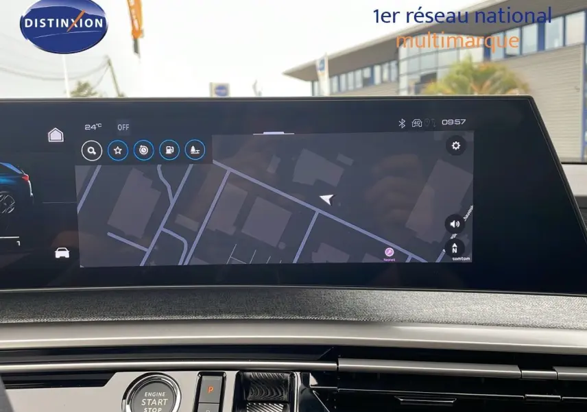 Écran tactile de navigation du Peugeot 5008 Hybrid 2025 avec tableau de bord moderne et bouton start/stop visible.