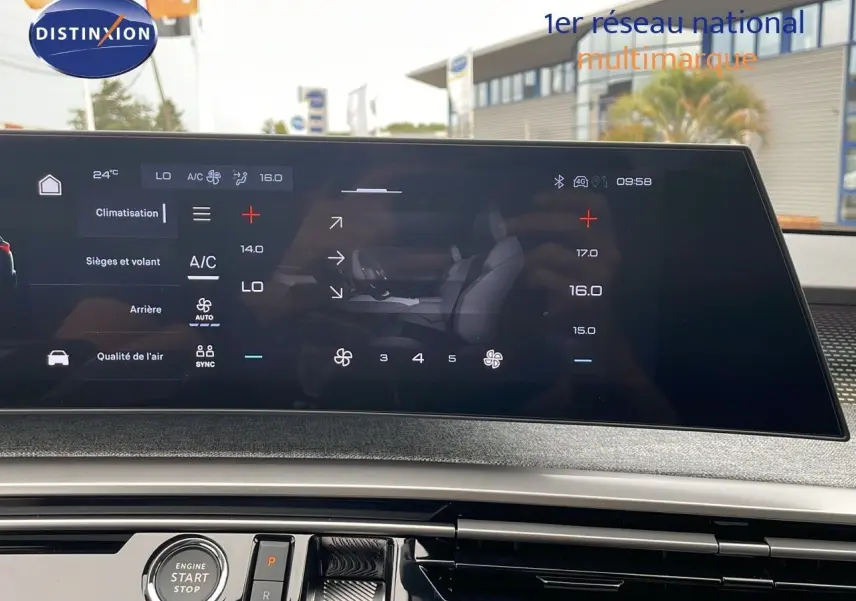 Écran tactile central affichant la climatisation et les réglages du Peugeot 5008 Hybrid 136ch GT 2025.