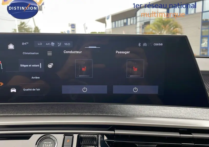 Écran tactile central du Peugeot 5008 Hybrid 136ch GT 2025 affichant les réglages de sièges chauffants et climatisation