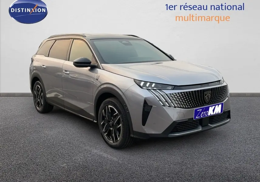 Peugeot 5008 Hybrid gris Artense métal avec toit noir, vue 3/4 avant mettant en valeur sa calandre distinctive.