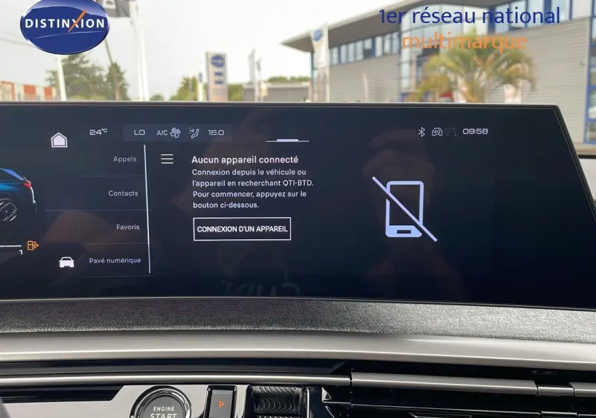 Écran tactile central du tableau de bord du Peugeot 5008 Hybrid 2025 avec interface de connexion Bluetooth visible.