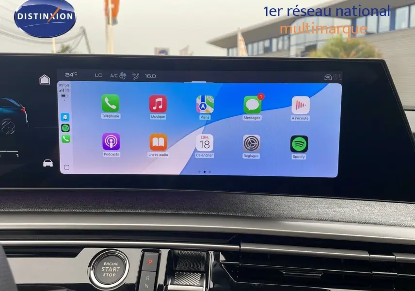 Écran tactile central affichant les applications connectées dans l'habitacle d'un Peugeot 5008 Hybrid 2025.