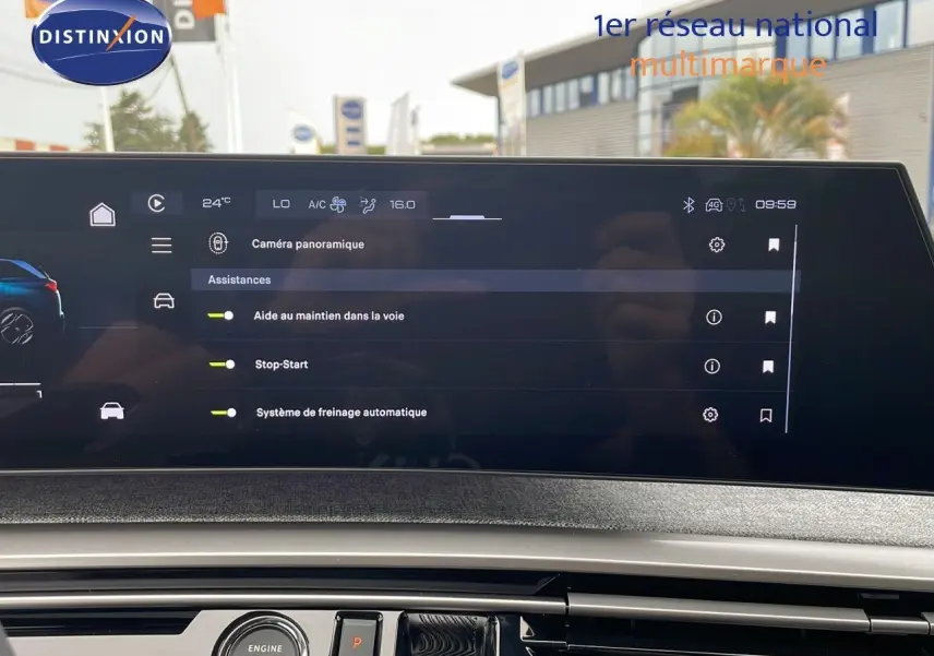 Écran central tactile du Peugeot 5008 Hybrid 136ch GT 2025 affichant les aides à la conduite en intérieur.