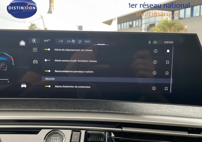 Écran tactile du tableau de bord du Peugeot 5008 Hybrid 136ch GT montrant les alertes de sécurité et climatisation.