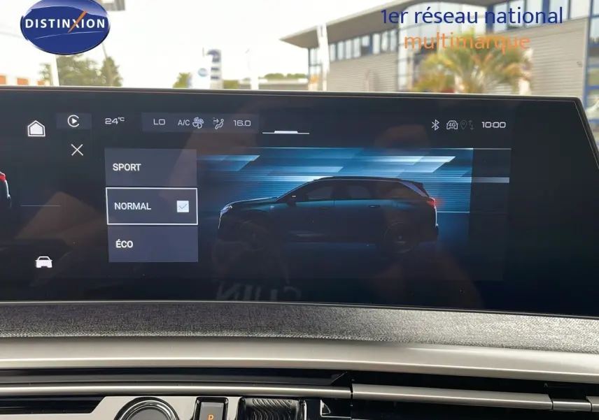 Écran tactile intérieur affichant le mode de conduite avec silhouette latérale du Peugeot 5008 gris artense métal et toit noir.