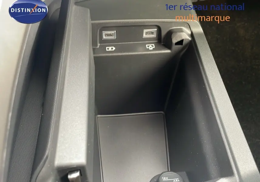 Gros plan sur la console centrale du Peugeot 5008 gris Artense, montrant les ports USB et prise 12V.