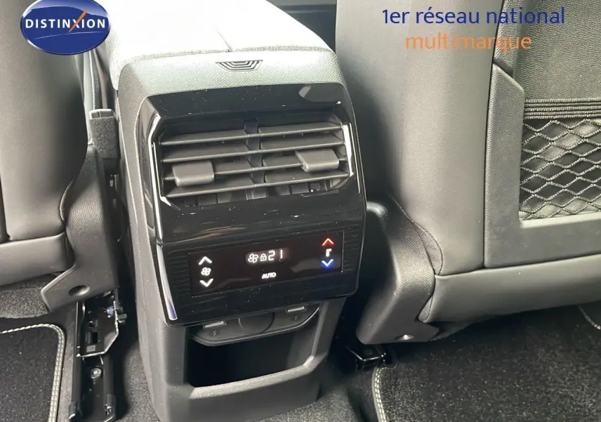 Commande de climatisation arrière avec affichage digital sur Peugeot 5008 gris Artense, vue centrée entre les sièges avant.