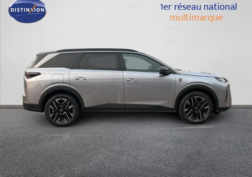 Peugeot 5008 Hybrid 136ch GT 2025 en profil côté gauche, gris Artense métal avec toit noir et jantes noires.