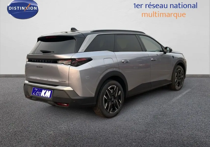 Peugeot 5008 Hybrid gris Artense métal avec toit noir, vue 3/4 arrière côté droit sur sol gris.