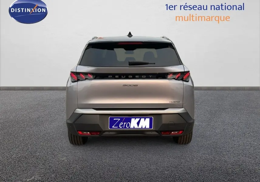 Vue arrière du Peugeot 5008 hybride gris Artense métal avec toit noir, mettant en valeur ses feux LED distinctifs.